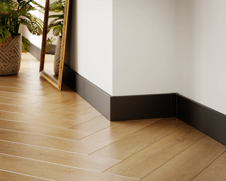 Raumecke mit Sockelleisten und Holzboden