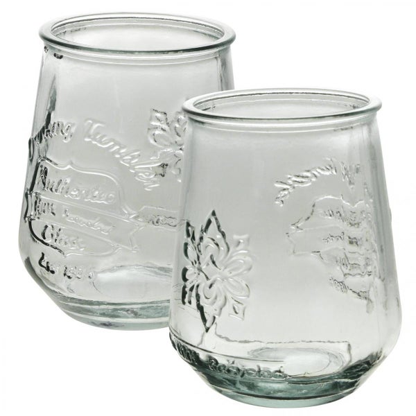 Zwei Trinkgläser aus recyceltem Glas mit eingeprägtem Schriftzug Authentic Recycled Glass und dekorativen Mustern.