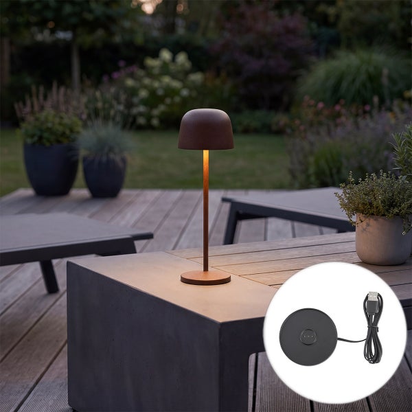 Moderne LED Tischleuchte für den Außenbereich mit schlankem Design auf einem Holztisch, inklusive Ladestation mit USB Kabel.
