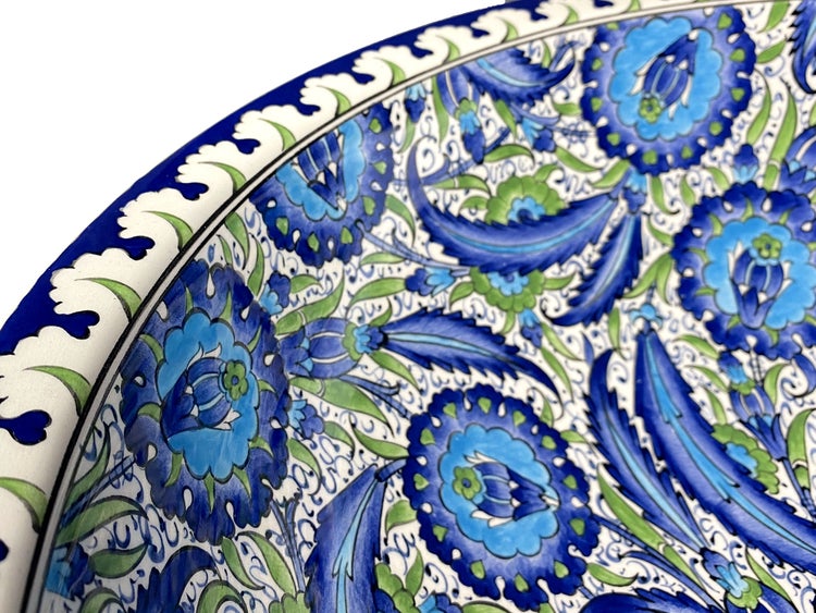 Dekorative Keramikplatte mit floralem Muster