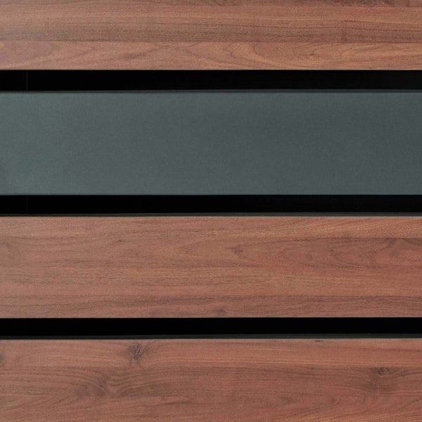 Detailansicht einer Holztür mit Glaseinsatz