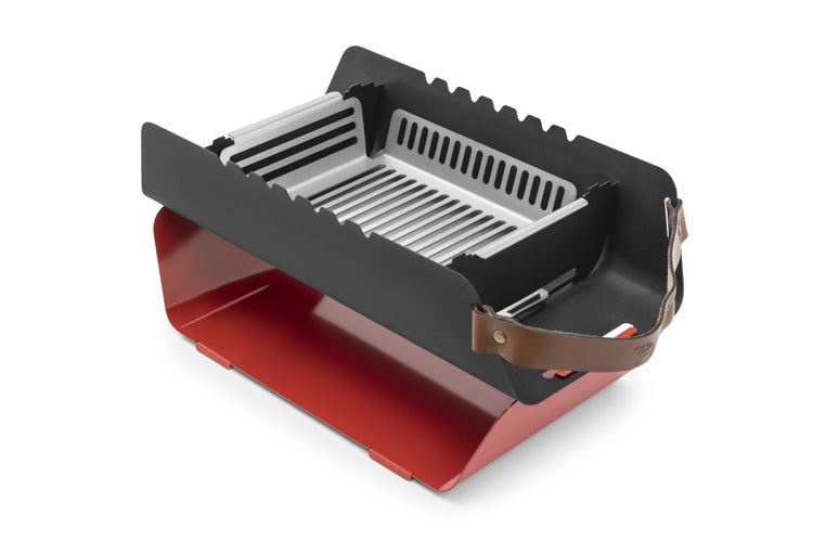 The Favilla FUMO mobiler Holzkohlegrill (48x25x11 cm) in Rot – 2-in-1 Grill mit Edelstahlrost & Spießhalterung – Inkl. Tragetasche für Camping & Balkon