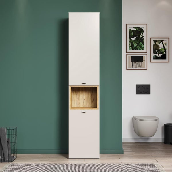 Moderner hoher Badezimmerschrank mit zwei Türen und einem offenen Holzregalfach in einem Badezimmer.