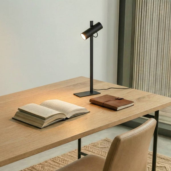 Schreibtisch mit Buch, Notizbuch und schwarzer Schreibtischlampe