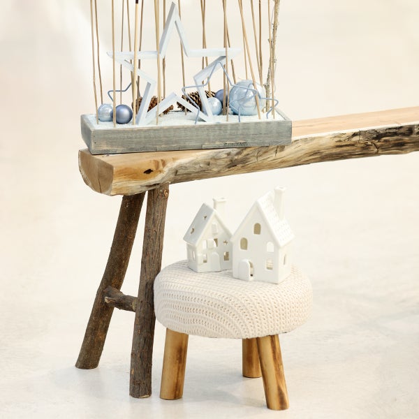 Dekorative Szene mit Holzbank, Stern, Kugeln und Keramikhäusern