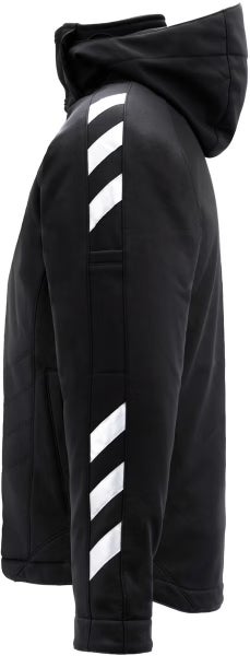 Schwarze Softshell-Arbeitsjacke mit Kapuze und reflektierenden Streifen am Ärmel in der Seitenansicht.