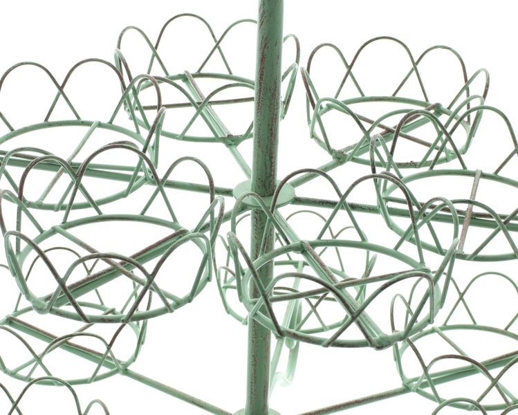 Detailansicht eines mintgrünen Pflanzenständers aus Metall mit dekorativen Drahtkörben im Vintage-Stil und Antik-Optik.