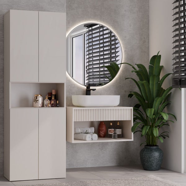 Modernes Badezimmer mit Waschtisch, Spiegel, Hochschrank und Zimmerpflanze.