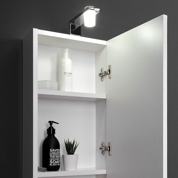 Weißer Badezimmer-Seitenschrank mit geöffneter Tür, integrierter LED-Aufsatzleuchte und zwei Regalböden mit Pflegeprodukten.