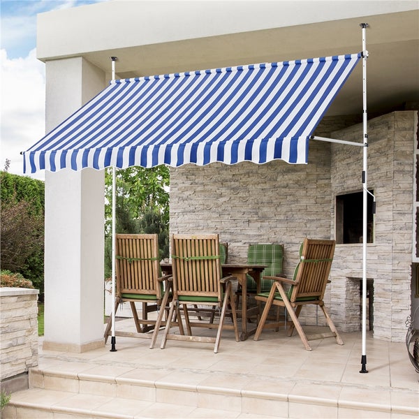 Terrasse mit blau-weiß gestreifter Markise und Sitzgruppe