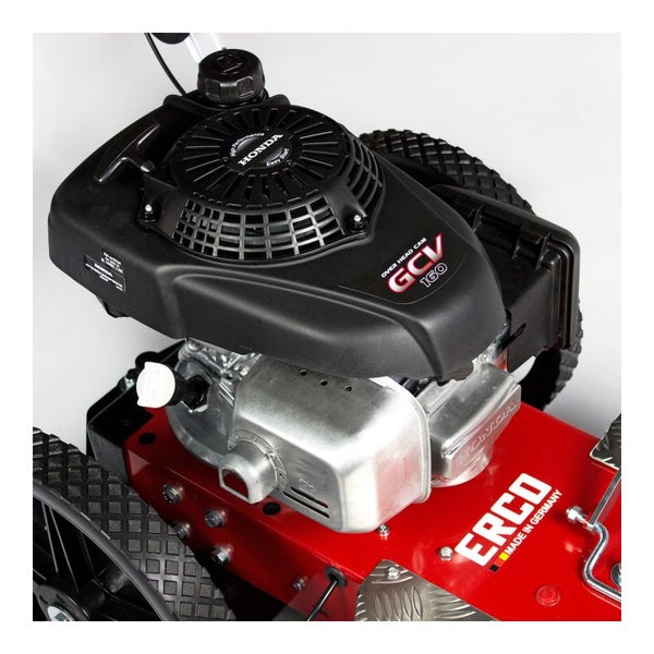 Detailansicht eines Rasenmähers mit Honda Motor und Made in Germany Kennzeichnung