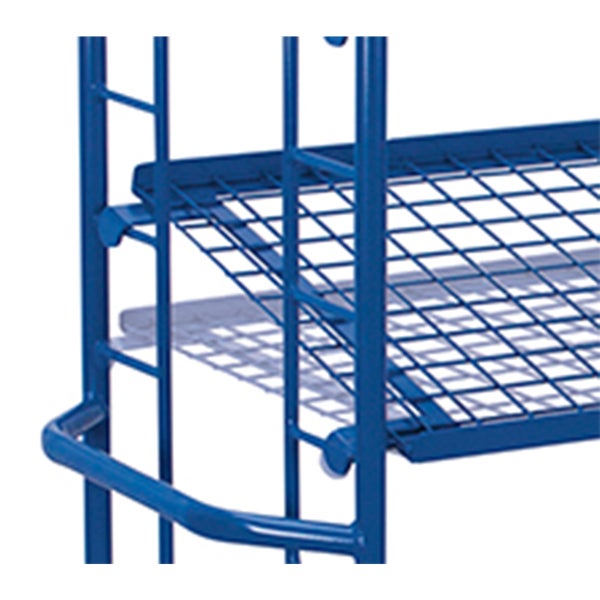 Detail eines blauen Drahtgitterbodens und der Rahmenkonstruktion eines Etagenwagens aus Metall.