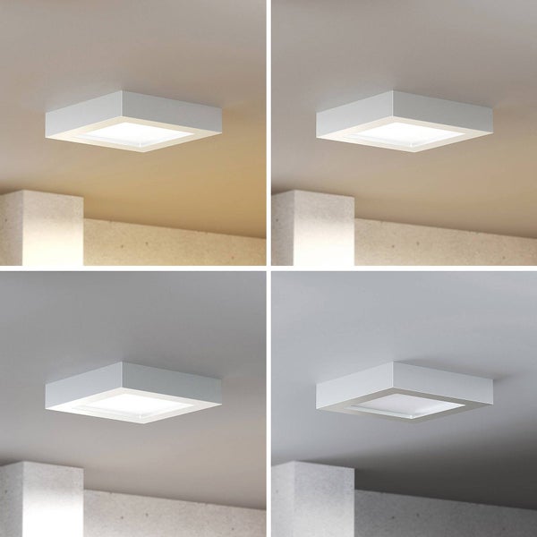 Quadratische LED Deckenleuchte in vier verschiedenen Lichtfarben von Warmweiß bis Tageslichtweiß an einer Zimmerdecke.