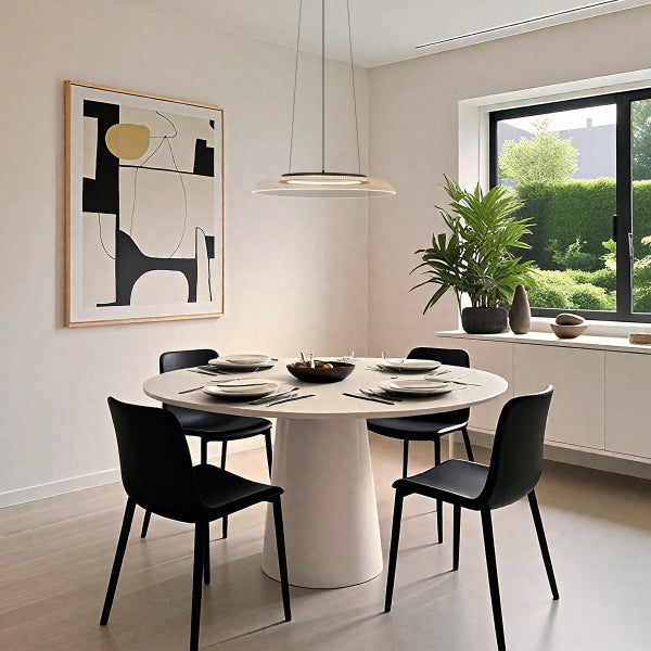 Esszimmer mit Esstisch, Stühlen und Pendelleuchte