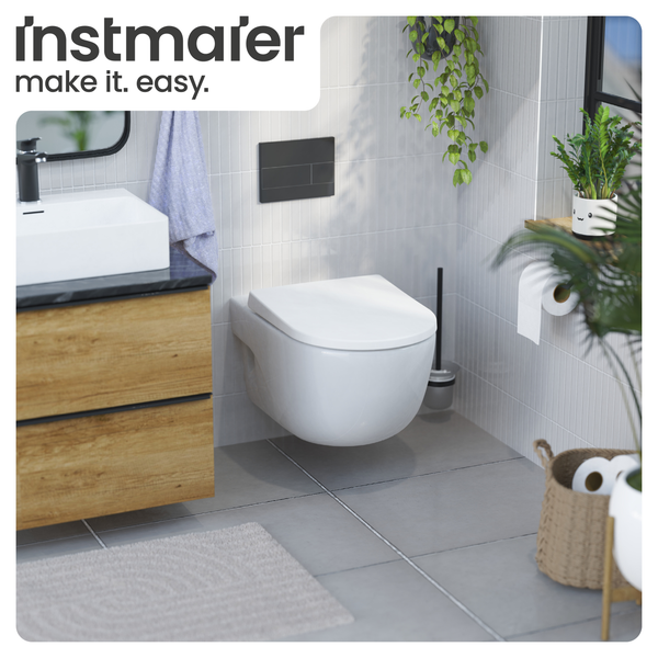 Modernes Badezimmer mit wandhängendem WC, Waschbecken und dekorativen Elementen. Marke: Instmaier.