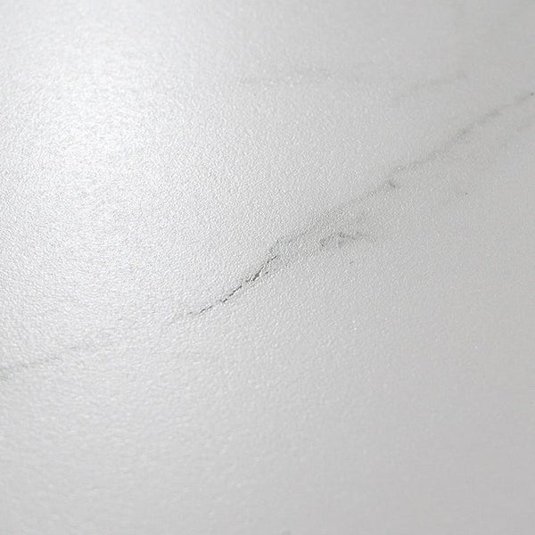 Fliesenoberfläche mit Marmoroptik und feiner Maserung für Boden oder Wand.