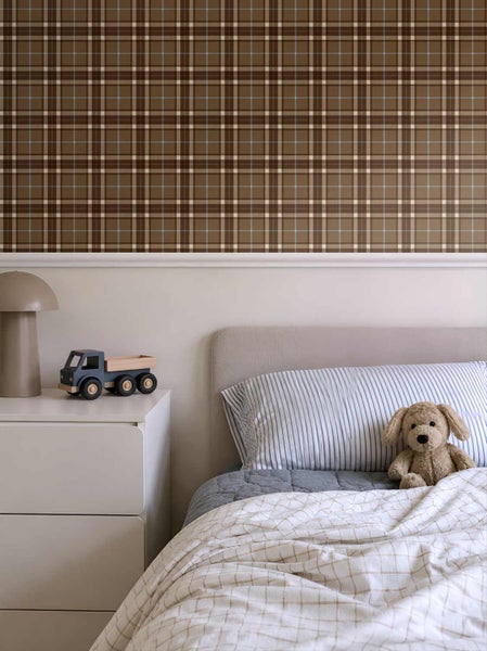 Vliestapete mit Karomuster in Braun und Beige im Kinderzimmer. Kombiniert mit weißer Wandleiste, Bett und weißer Kommode.