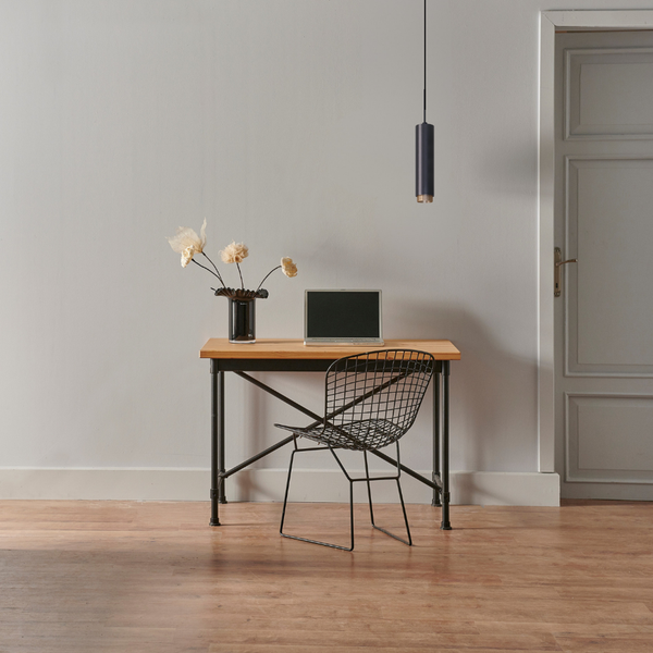 Arbeitszimmer mit Schreibtisch, Stuhl, Laptop und Pendelleuchte