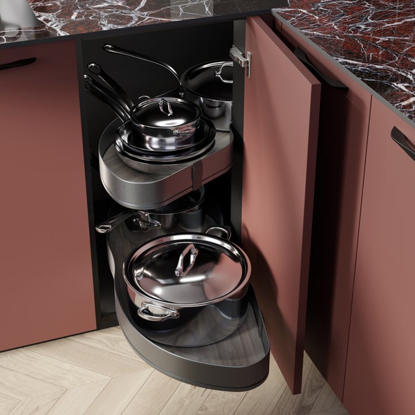 Küchen-Eckschrank mit zwei ausziehbaren Tablaren zur Aufbewahrung von Töpfen und Pfannen in einer modernen Küche.