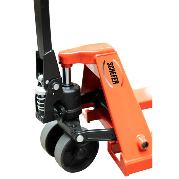 Detailansicht eines Gabelhubwagens mit Schefer Logo.