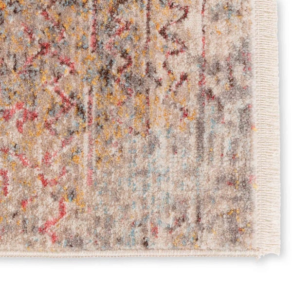 Nahaufnahme eines gewebten Teppichs mit Vintage Muster und hellen Fransen an der Kante.