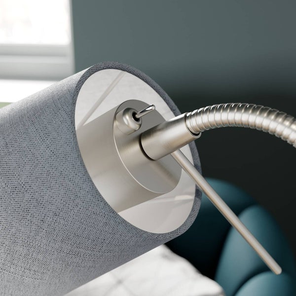 Nahaufnahme einer Leuchte mit flexiblem Arm und grauem Lampenschirm