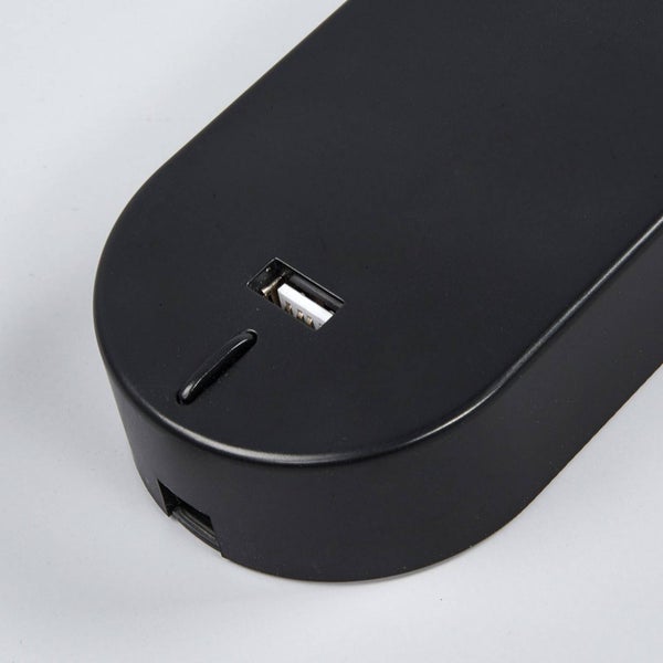 Detailaufnahme eines schwarzen Gehäuses aus Kunststoff mit einem USB-Anschluss und abgerundeter Form.