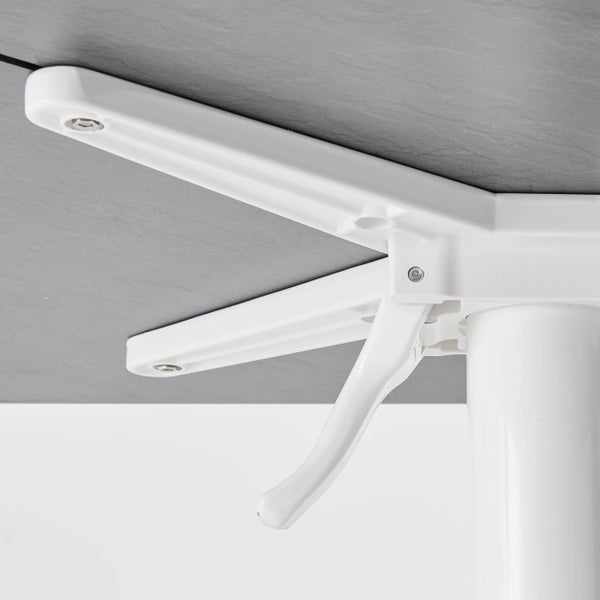 Klappmechanismus eines Tisches mit weißem Gestell und grauer Tischplatte in der Unteransicht.