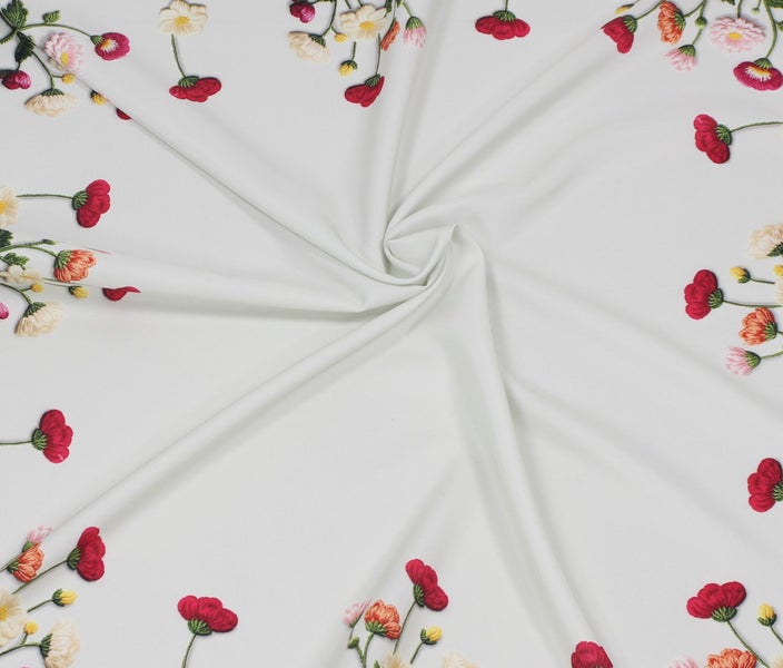 Weißer Stoff mit farbenfroher Blumenstickerei, Meterware für Gardinen und Dekoration.