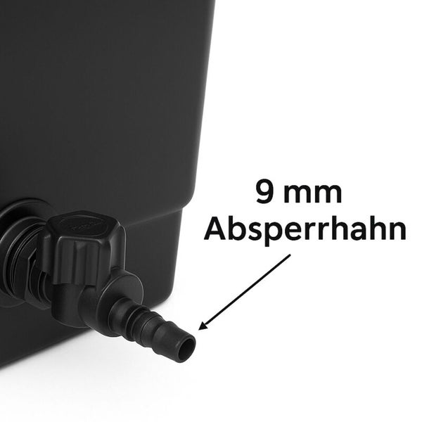 Detailansicht eines 9 Millimeter Absperrhahns aus Kunststoff an einem schwarzen Behälter.