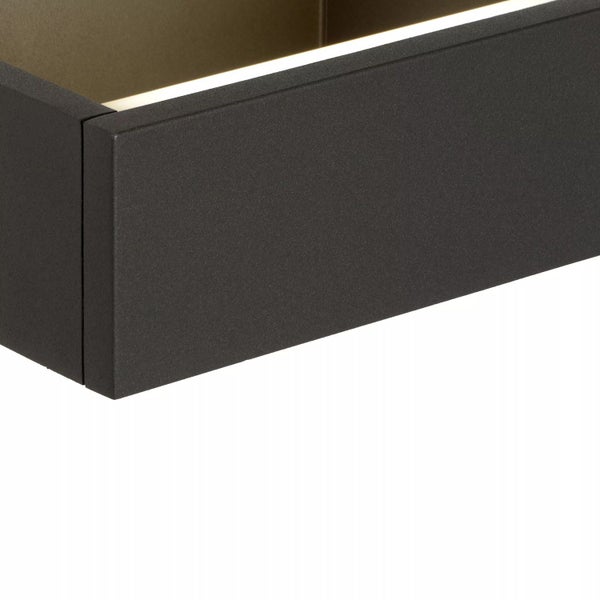 Detailaufnahme einer dunklen Wandleuchte