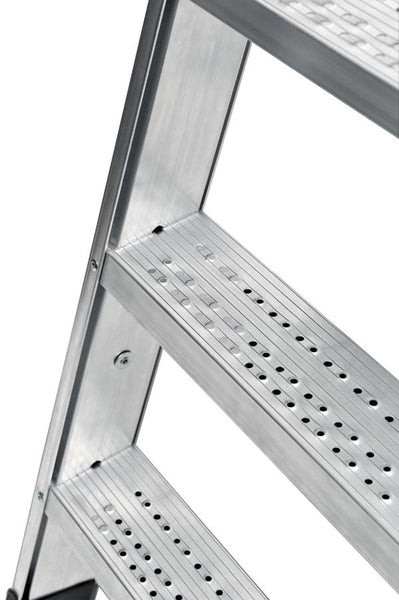 Detailansicht einer Aluminiumleiter mit Stufen