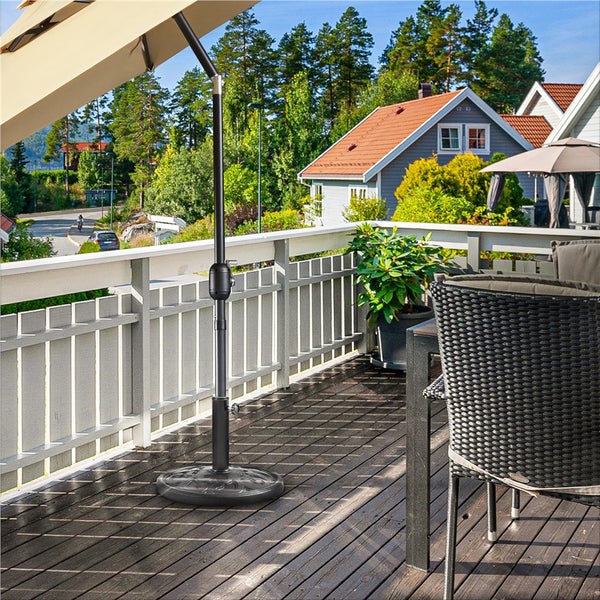Terrasse mit Sonnenschirm, Sockel und Gartenmöbeln
