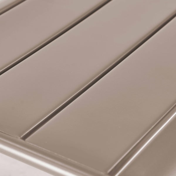 Nahaufnahme einer Gartenmöbeloberfläche aus Aluminiumlamellen in Taupe.