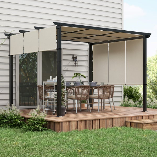 Moderne Pergola aus Metall mit verstellbarem Sonnenschutz aus Stoff auf einer Holzterrasse mit Esstisch und Stühlen vor einer Hauswand.