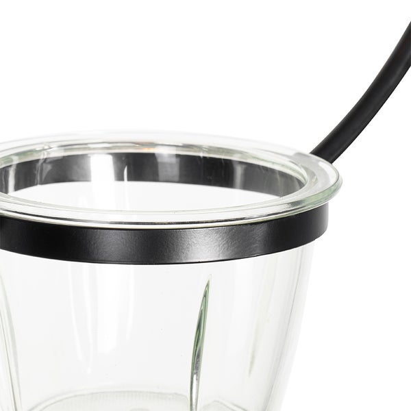 Detailansicht eines transparenten Glases mit schwarzem Rand und Henkel