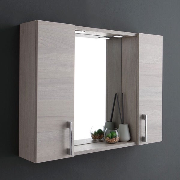 Badezimmer-Spiegelschrank mit zwei Türen in Holzoptik, integrierter Beleuchtung und zentralem Spiegel.
