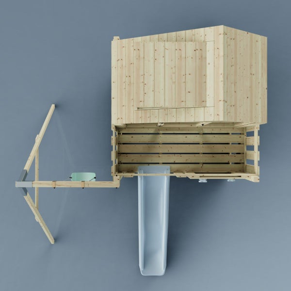 Holzspielhaus mit Rutsche und Kletterwand von oben