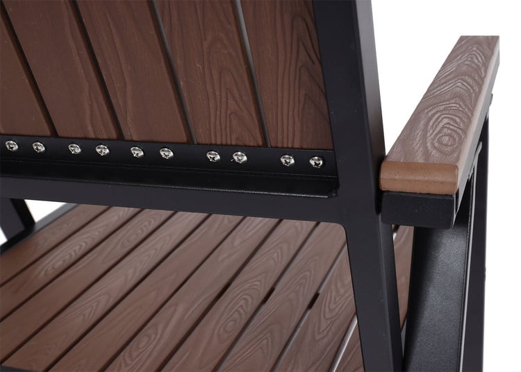 Detailansicht eines Gartenstuhls mit Holzoptik und Metallrahmen