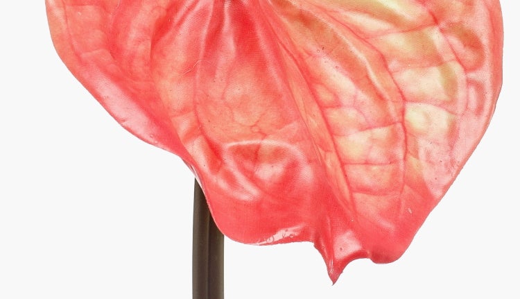 Künstlicher Magnolienzweig mit weißer Blüte und Knospen an einem braunen Stiel.