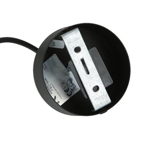 Innenansicht einer schwarzen Lampenfassung mit Metallelementen