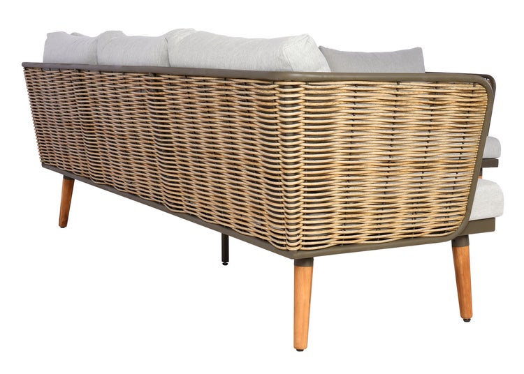 3-Sitzer Gartensofa mit Geflecht-Rückenlehne, hellgrauen Kissen und Holzbeinen.