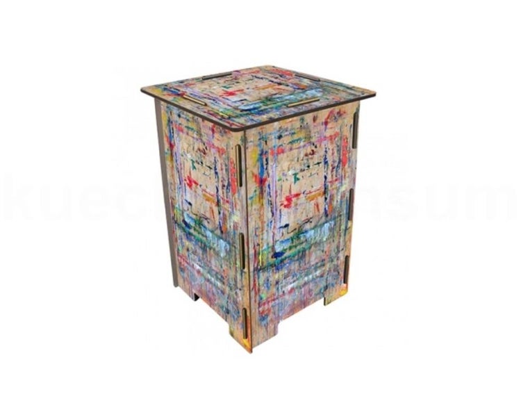 Quadratischer Beistelltisch aus Holz mit einem kunstvoll gestalteten Muster aus verschiedenen Farbspritzern.