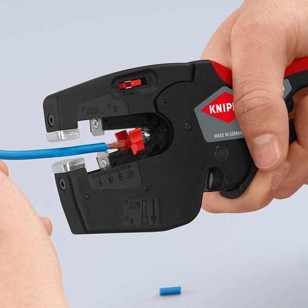Knipex Abisolierzange für elektrische Kabel in Anwendung