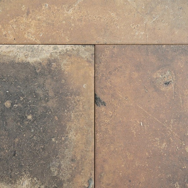 Draufsicht auf drei verlegte Terrassenplatten mit rustikaler Natursteinoptik und strukturierter Oberfläche.