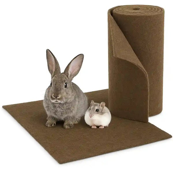 Eine Matte aus Hanffasern für Kleintiere, zusammen mit einem Kaninchen und einem Hamster auf einer flachen und einer aufgerollten Matte.