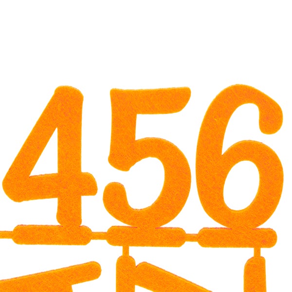 Zusammenhängende orangefarbene Filzzahlen 4, 5 und 6 für Dekorationen.
