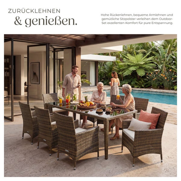 Gartenmöbel-Set aus Polyrattan mit großem rechteckigem Tisch mit Glasplatte und acht Sesseln mit Sitzpolstern auf einer Terrasse am Pool.