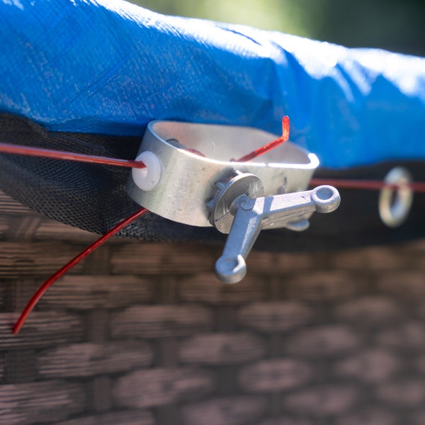 Detailansicht eines Seilspannsystems an einer Poolabdeckung