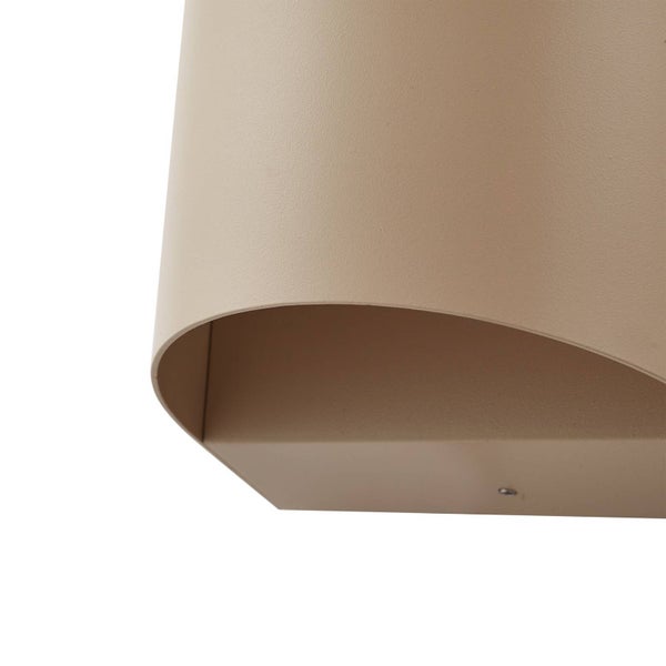 Detailansicht einer beigefarbenen bogenförmigen Wandleuchte aus Metall mit matter Oberfläche.